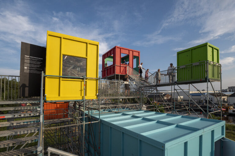 Kunstwerk, kunstinstallatie, gekleurde blokken, steiger, steigerconstructie, Krijn de Koning, blauwe lucht met witte wolken, blocks, blokken, moderne kunst